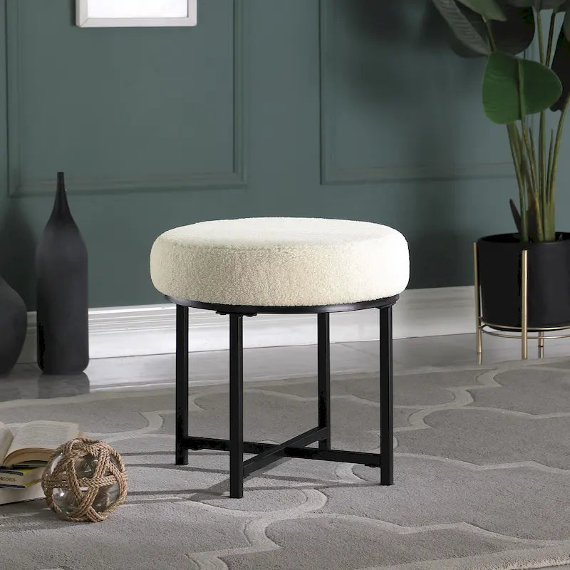 Pouffe rond capitonné avec cadre en métal noir mat en fausse fourrure de mouton crème