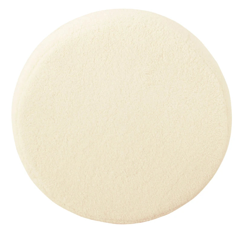 Pouffe rond capitonné avec cadre en métal noir mat en fausse fourrure de mouton crème