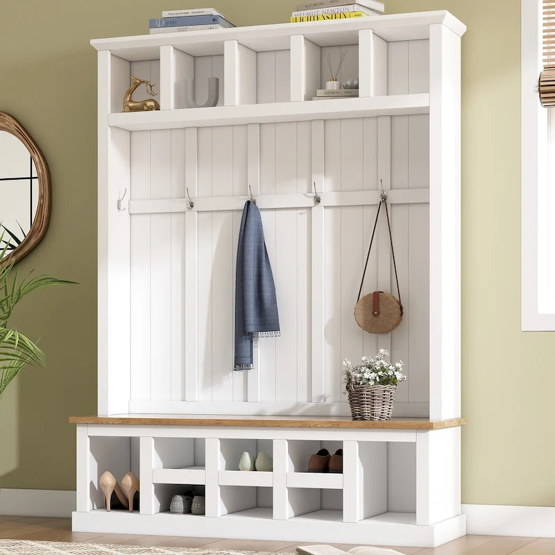 Vestiaire moderne avec banc de rangement, compartiments à chaussures et patères